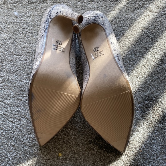Snakeprint Heels - Picture 4 of 4